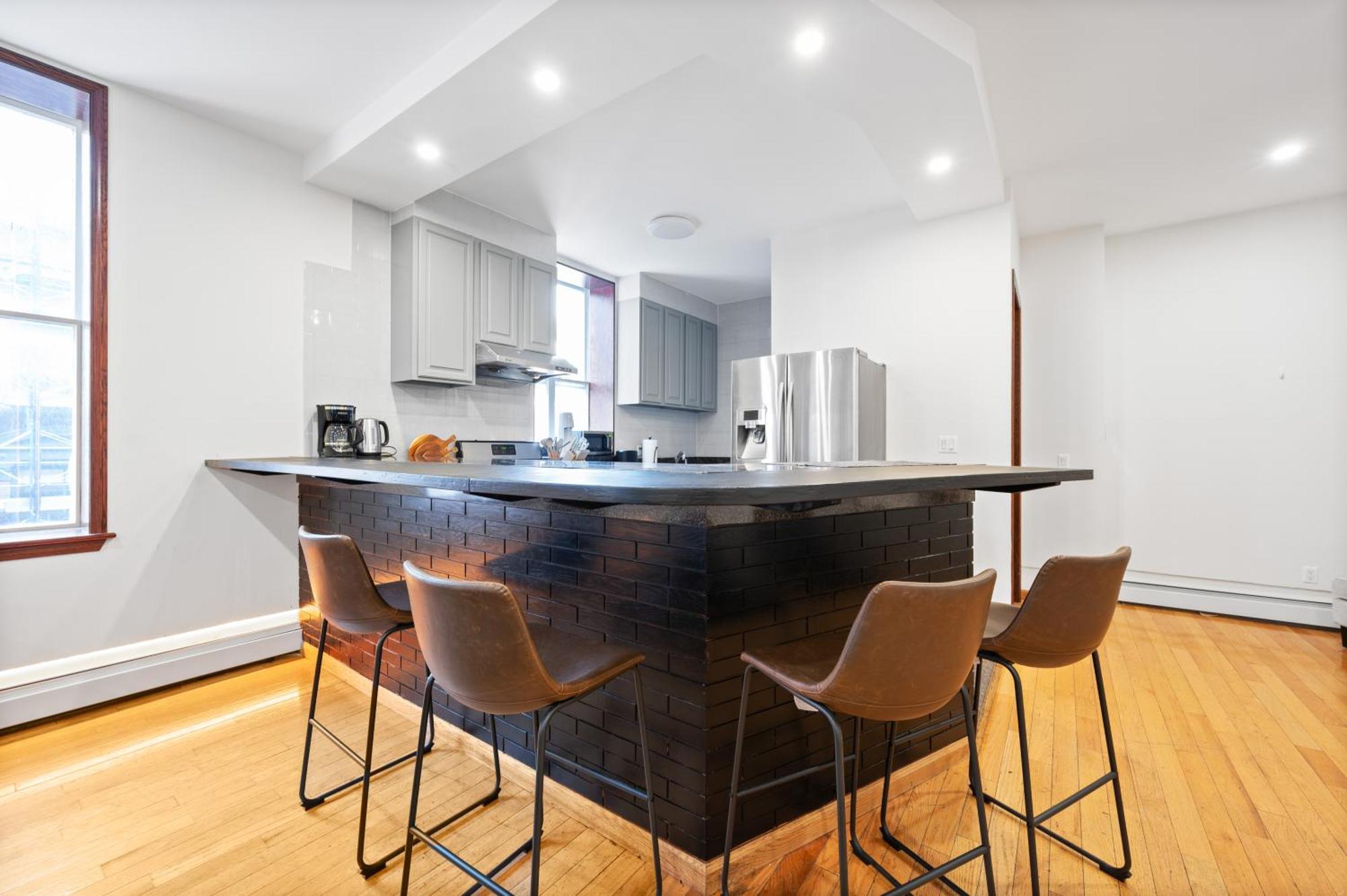 Massive Soho Loft 4 Bedrooms 2 Bath 7 Beds Hotel *