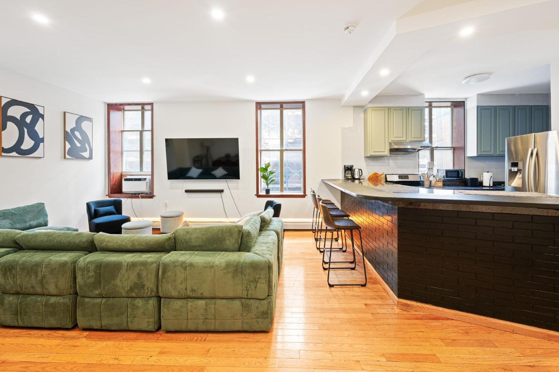 Massive Soho Loft 4 Bedrooms 2 Bath 7 Beds * New York