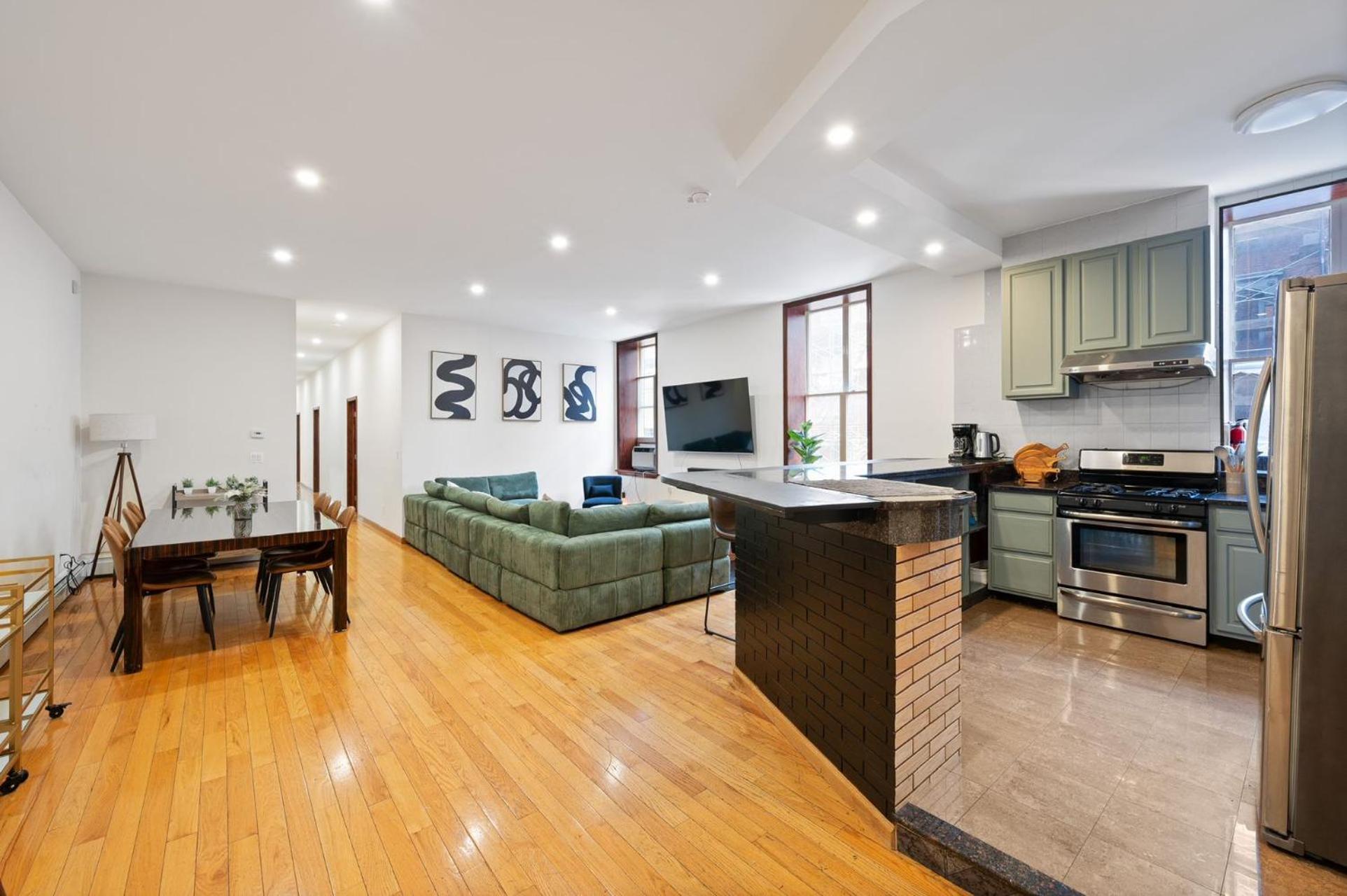 Massive Soho Loft 4 Bedrooms 2 Bath 7 Beds Hotel *