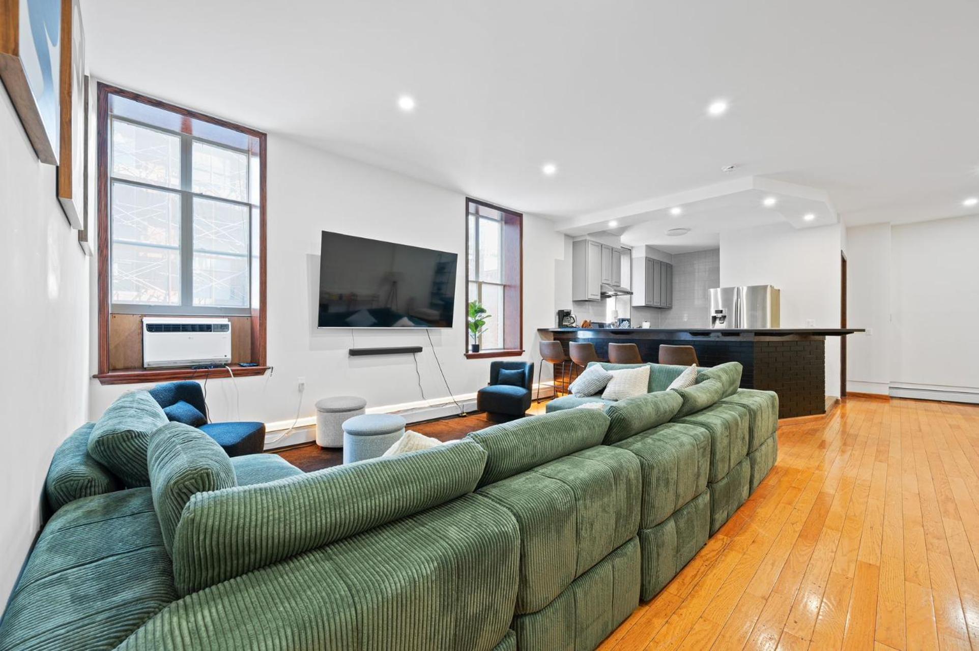 Massive Soho Loft 4 Bedrooms 2 Bath 7 Beds *