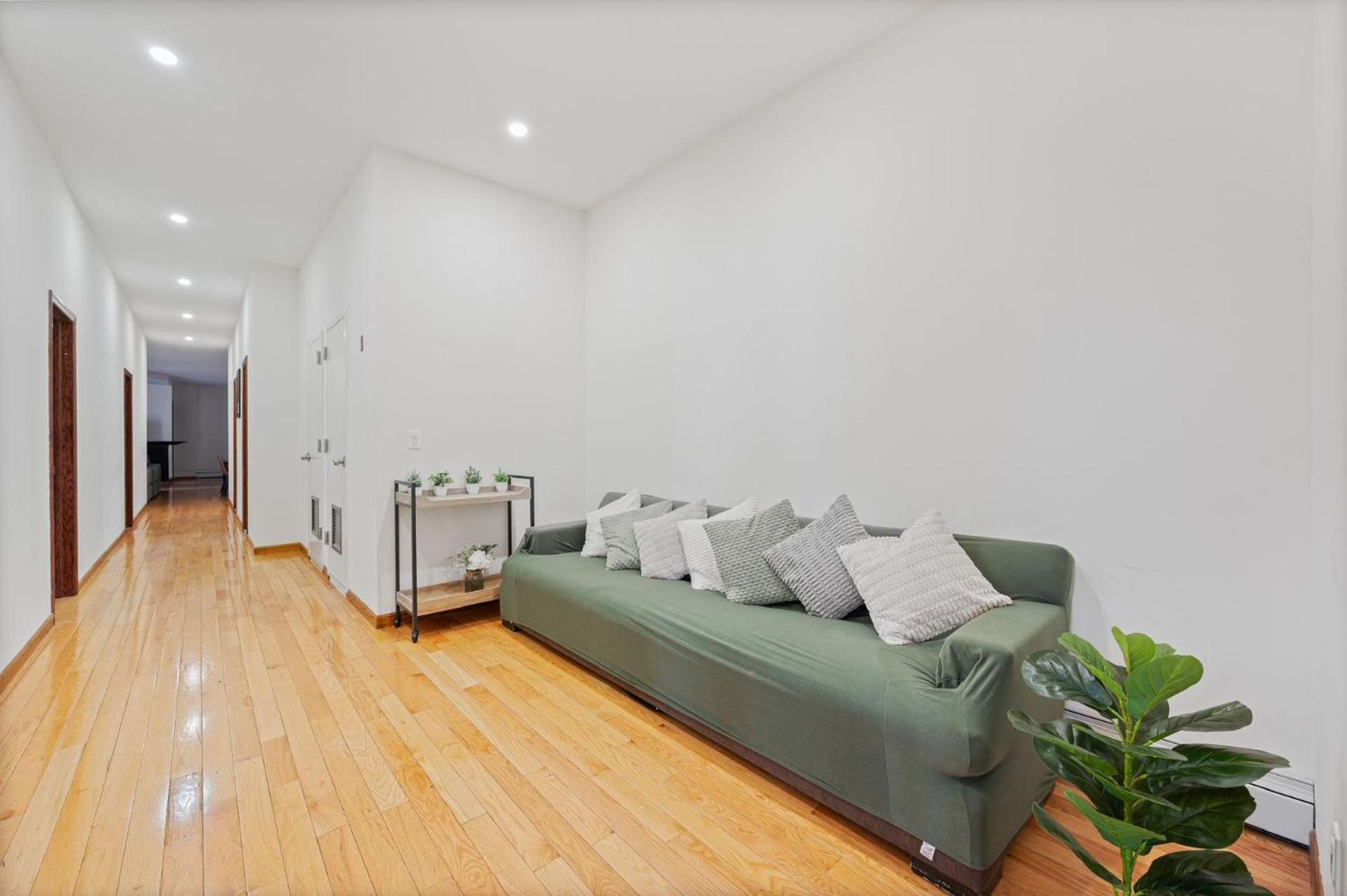 Massive Soho Loft 4 Bedrooms 2 Bath 7 Beds *