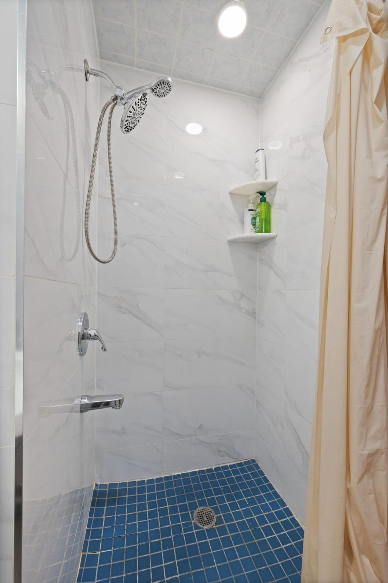 Massive Soho Loft 4 Bedrooms 2 Bath 7 Beds Hotel *
